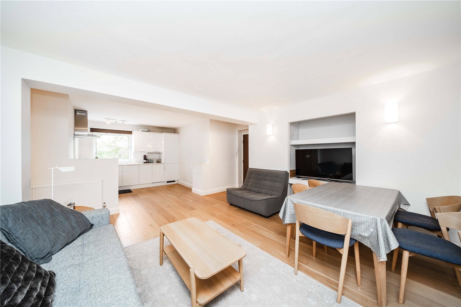 Flat Upper Addison Gardens in Greater London