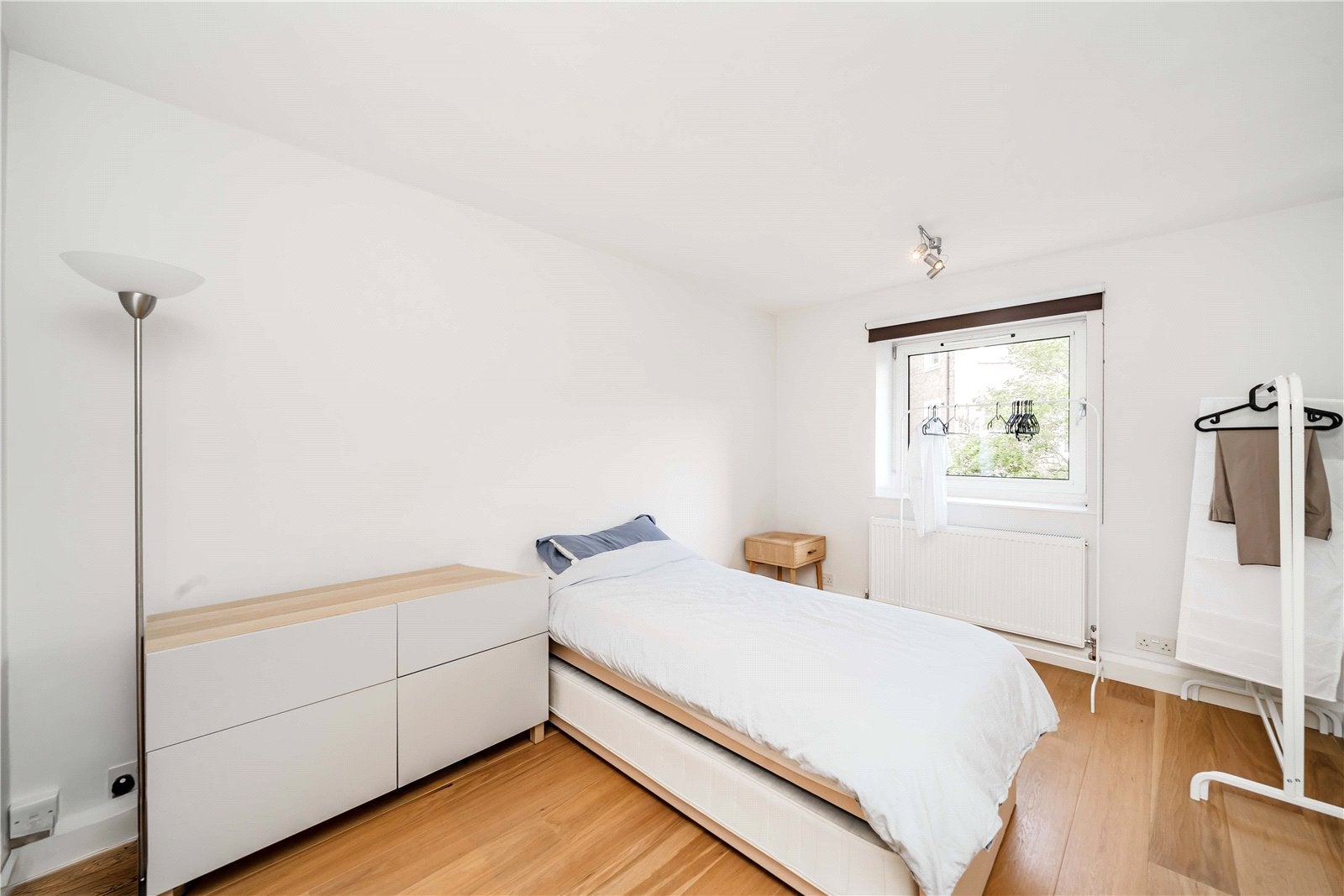 Flat Upper Addison Gardens in Greater London