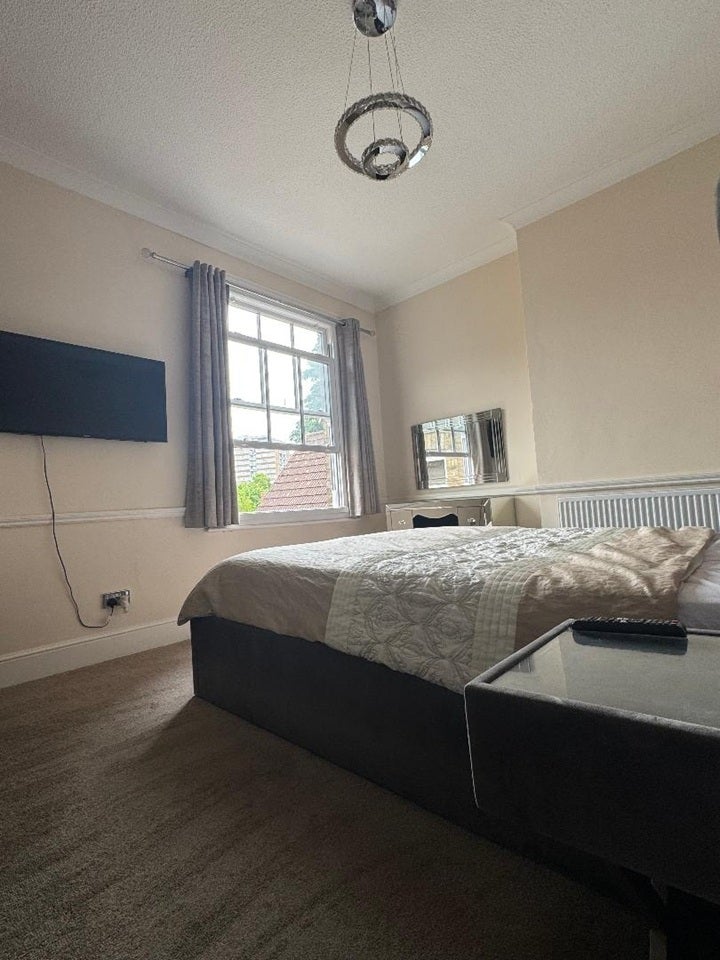 Flat Warwick Avenue in Bedford