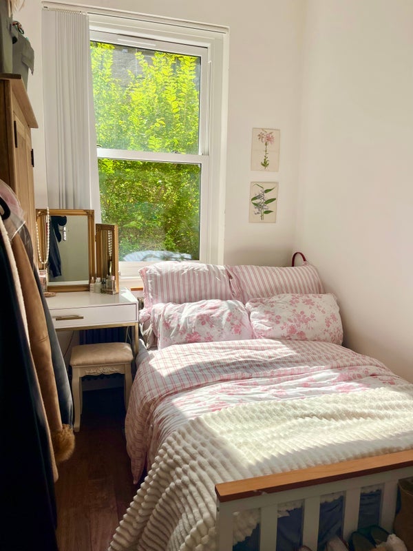 Room Langley Lane in Greater London