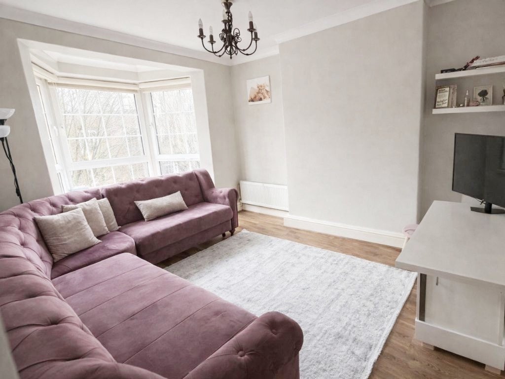 Flat Teale Street in Greater London