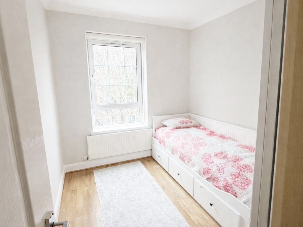 Flat Teale Street in Greater London
