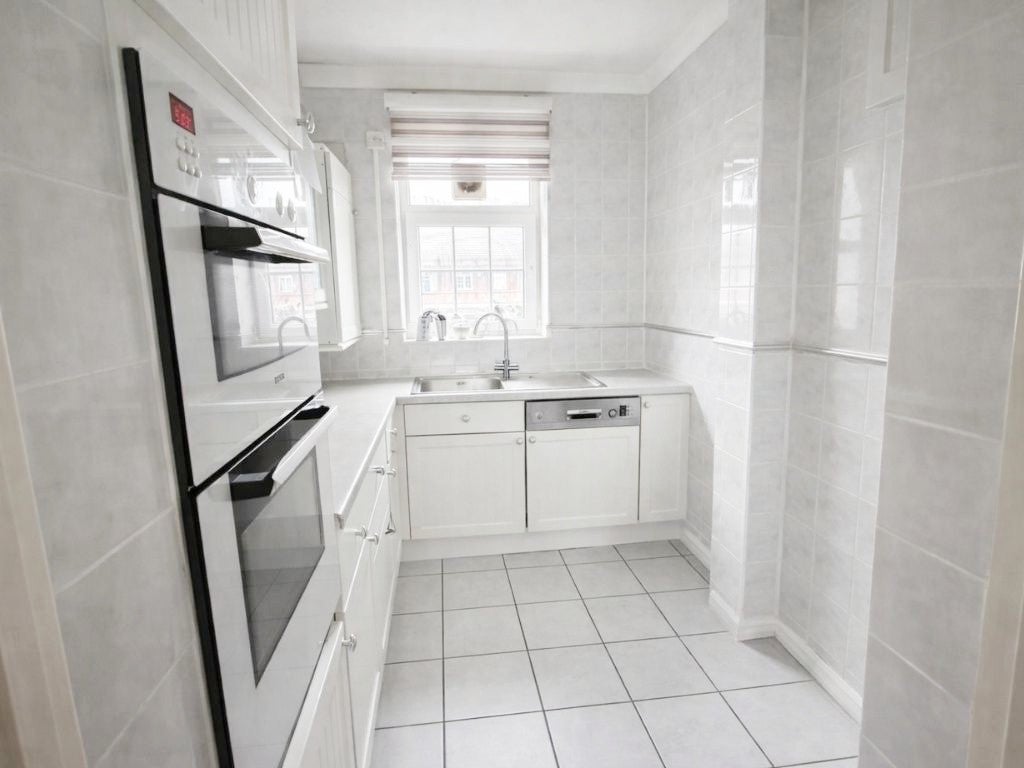 Flat Teale Street in Greater London