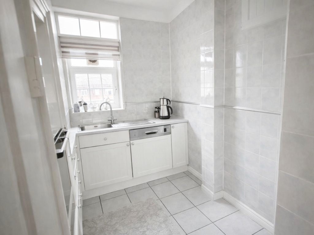 Flat Teale Street in Greater London