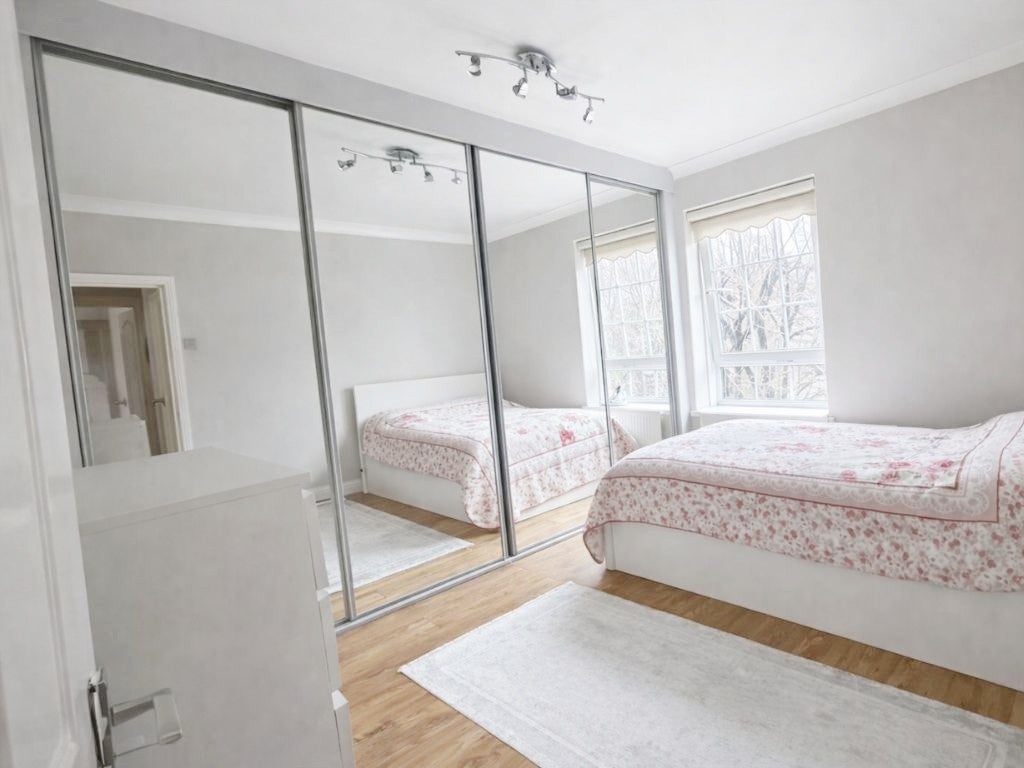 Flat Teale Street in Greater London