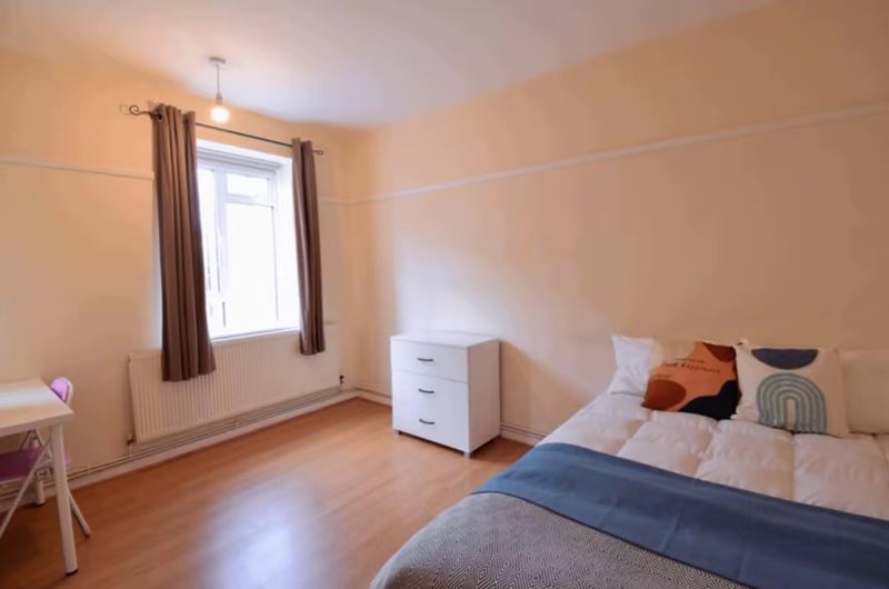 Room Flaxton Road in Greater London