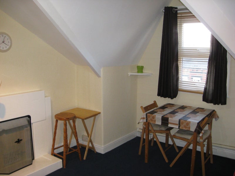 Flat Estcourt Terrace in Leeds