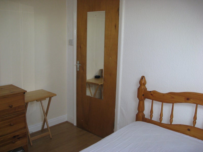 Flat Estcourt Terrace in Leeds