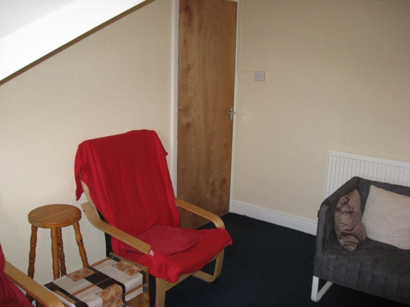 Flat Estcourt Terrace in Leeds