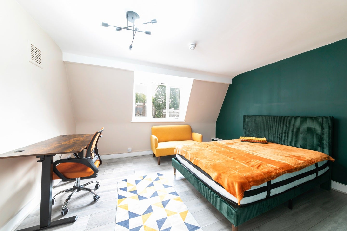 Flat Crowndale Road in Greater London