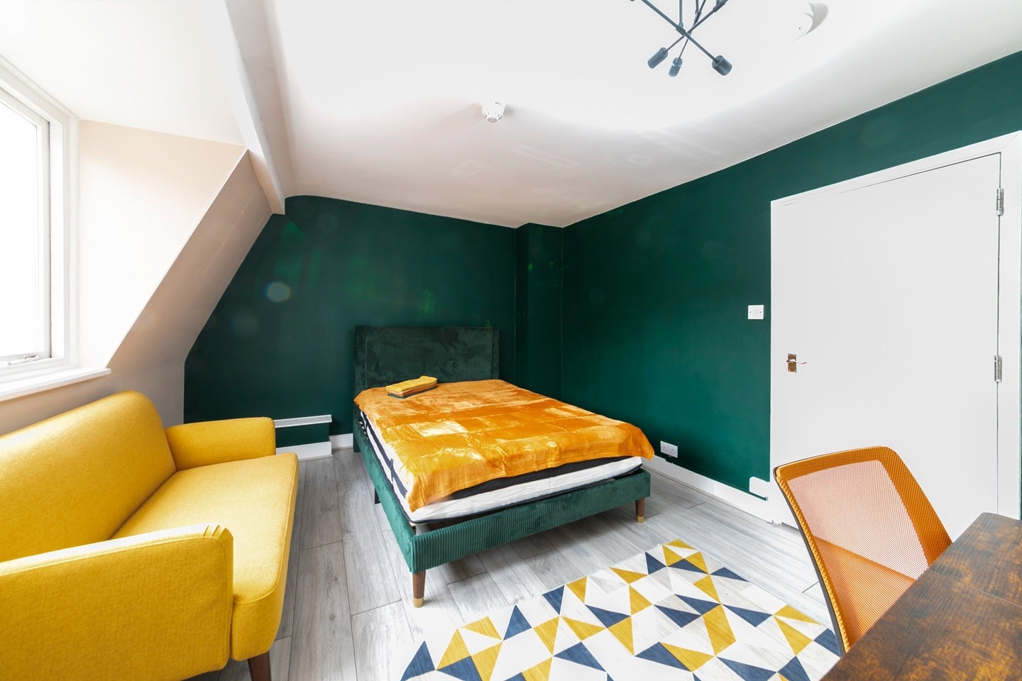 Flat Crowndale Road in Greater London