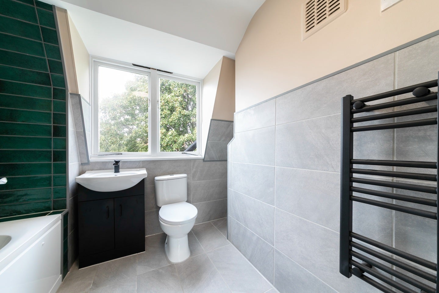 Flat Crowndale Road in Greater London