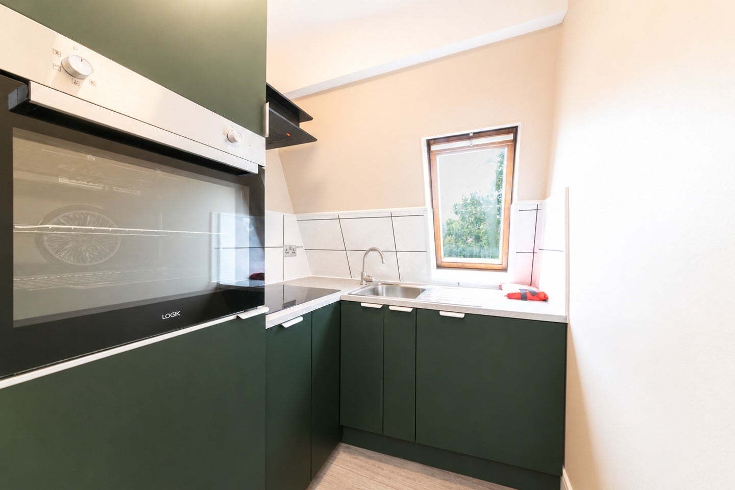 Flat Crowndale Road in Greater London