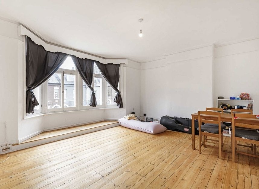 Flat Sheen Road in Greater London