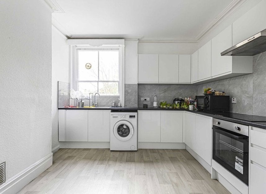 Flat Sheen Road in Greater London