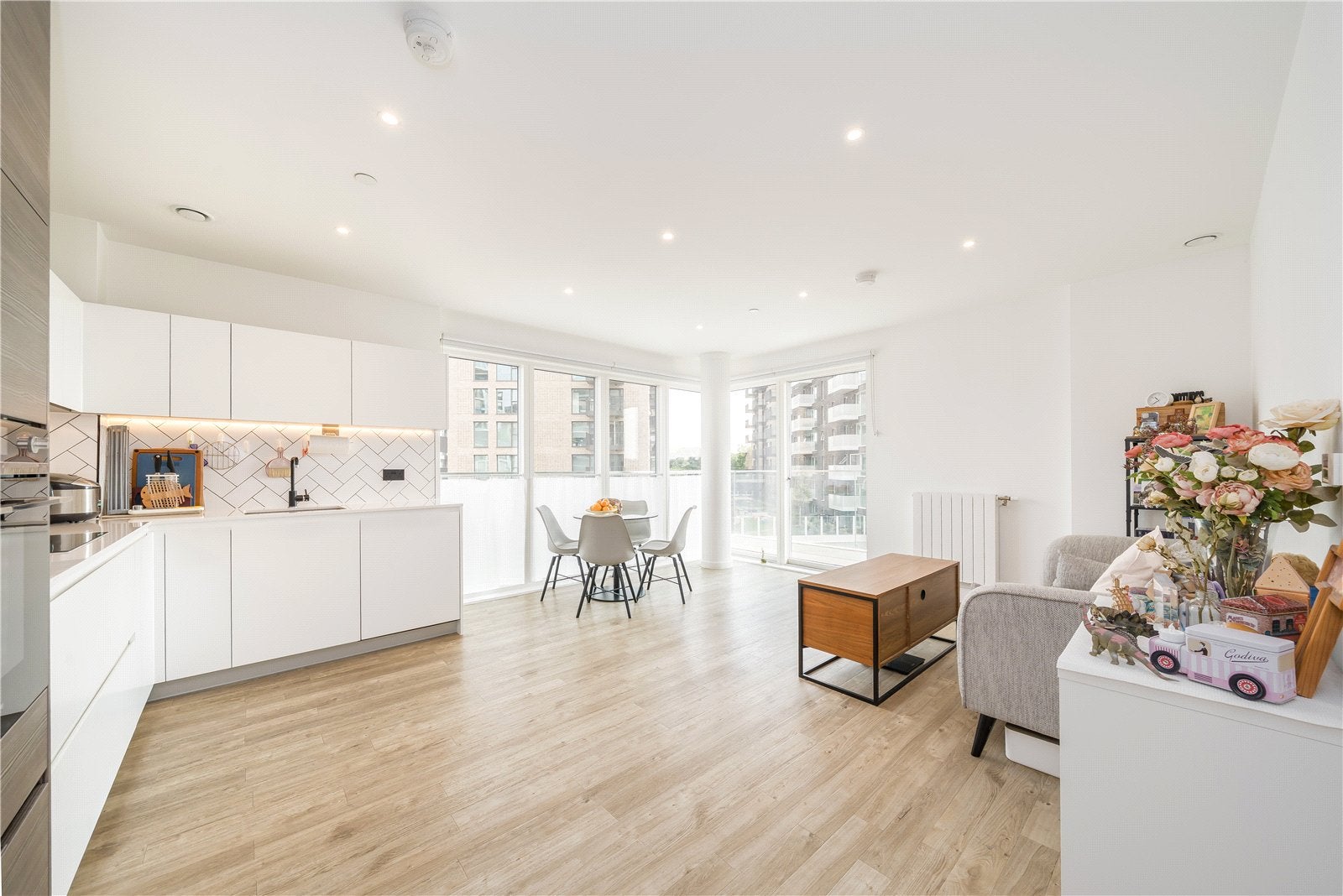 Flat Plowden Road in Greater London