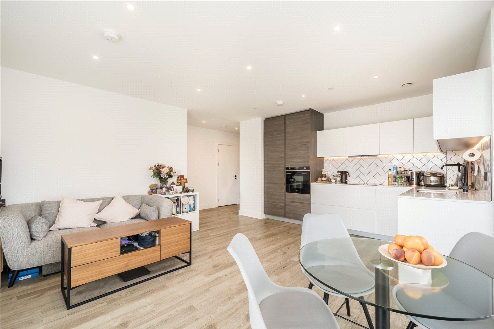 Flat Plowden Road in Greater London