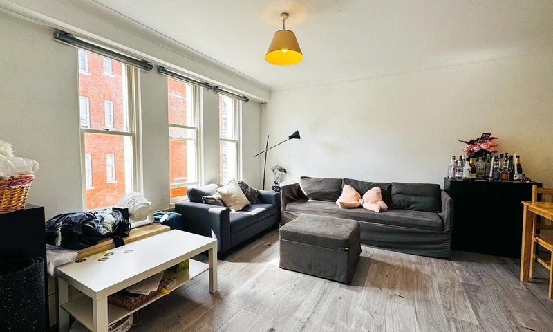Flat Pied Bull Yard in Greater London