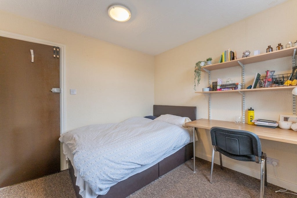 Room Hubert Road in Birmingham