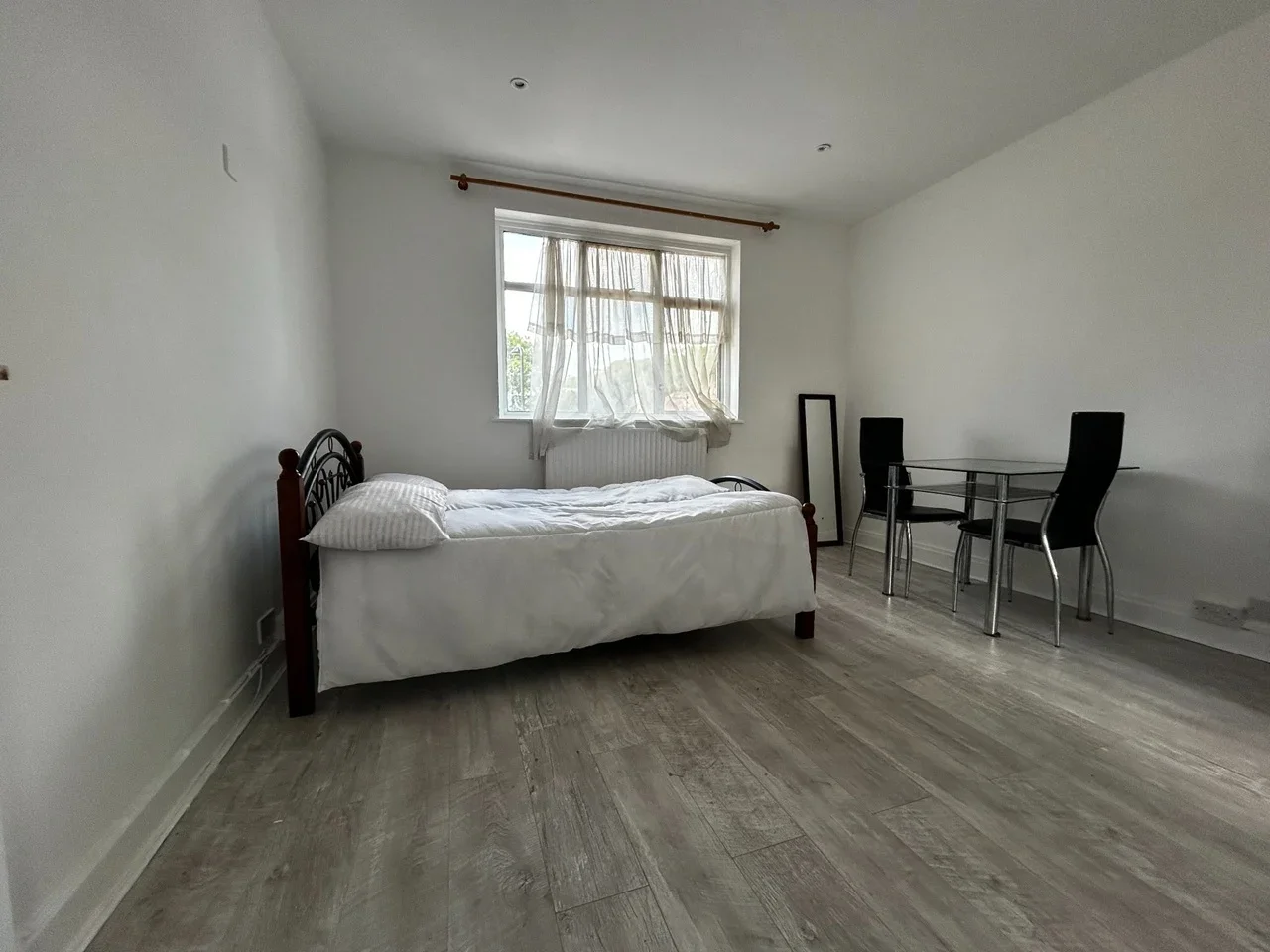 Flat Brentvale Avenue in Greater London