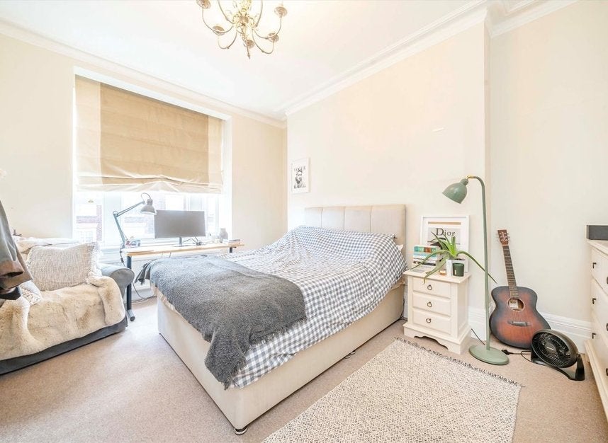 Flat Fitz-James Avenue in Greater London
