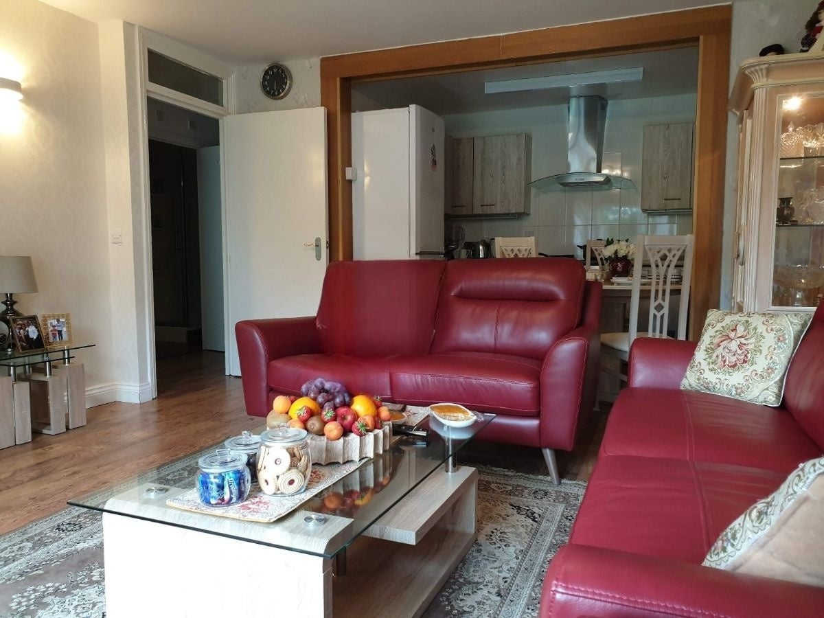 Flat Rookery Way in Greater London