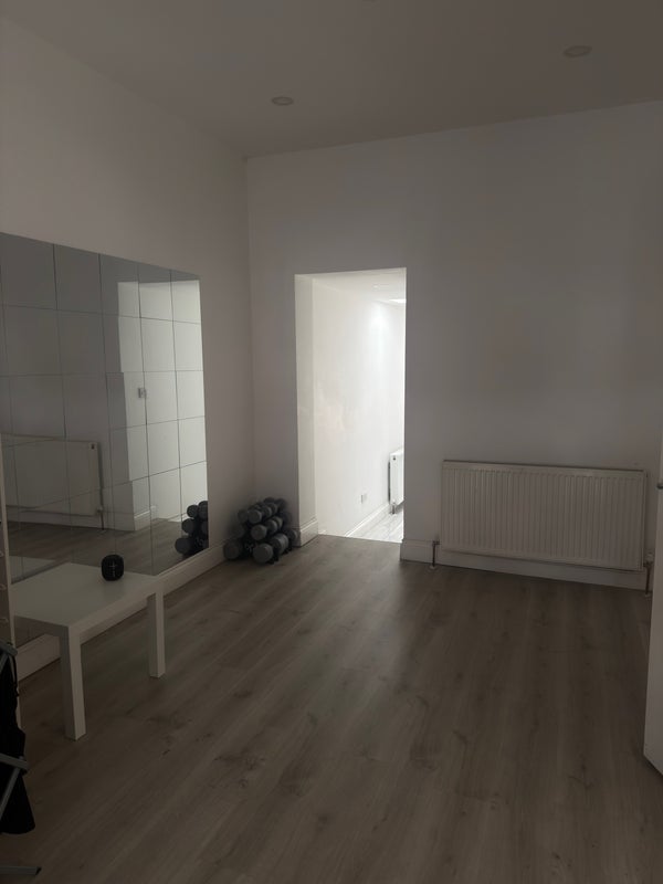 Room Inverine Road in Greater London