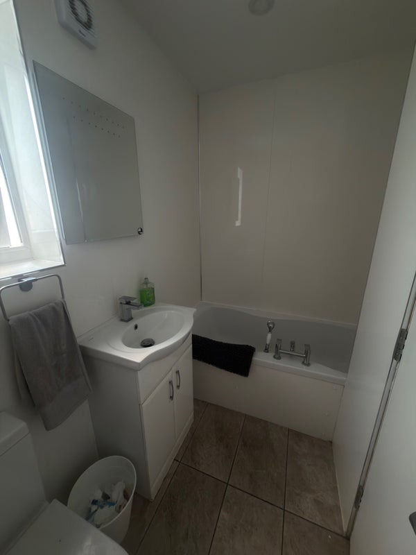 Room Inverine Road in Greater London