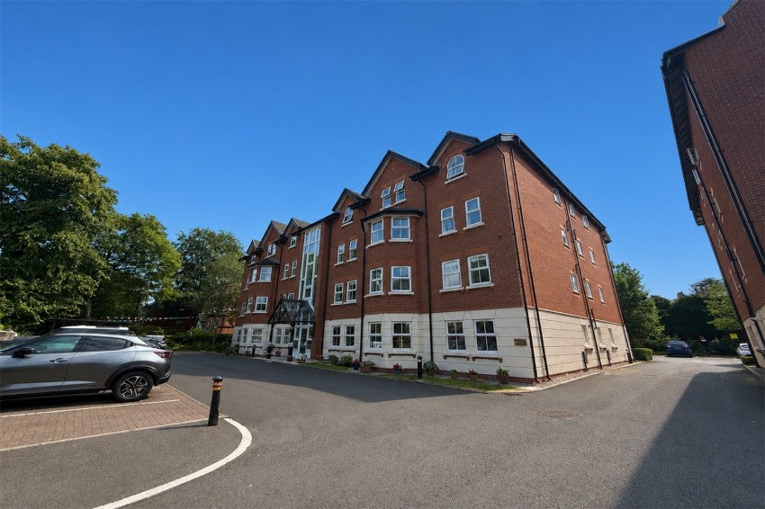 Flat Northenden Road in Trafford
