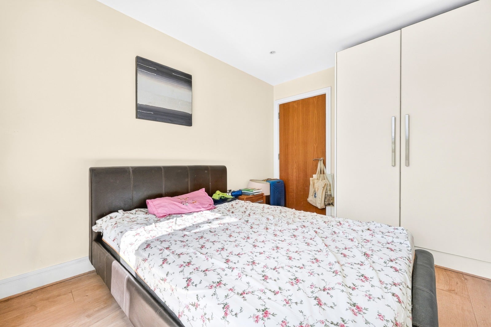 Flat Drayton Park in Greater London
