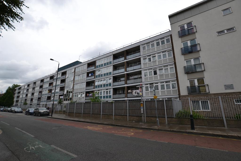 Flat Bigland Street in Greater London