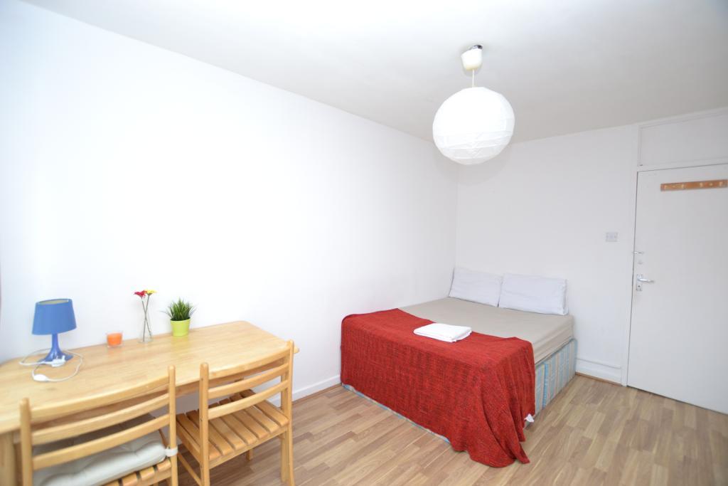 Flat Bigland Street in Greater London