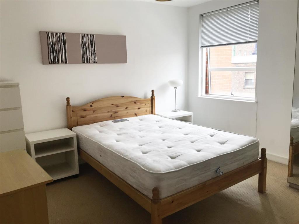 Flat Lower Ormond Street in Manchester