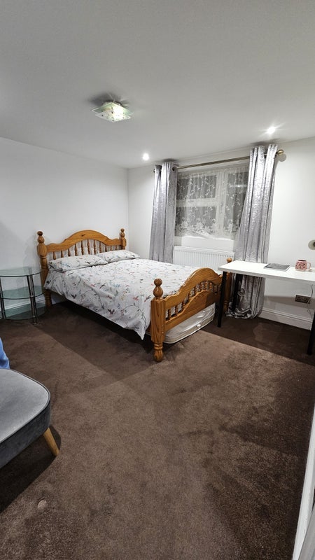 Room Vicarage Road in Greater London