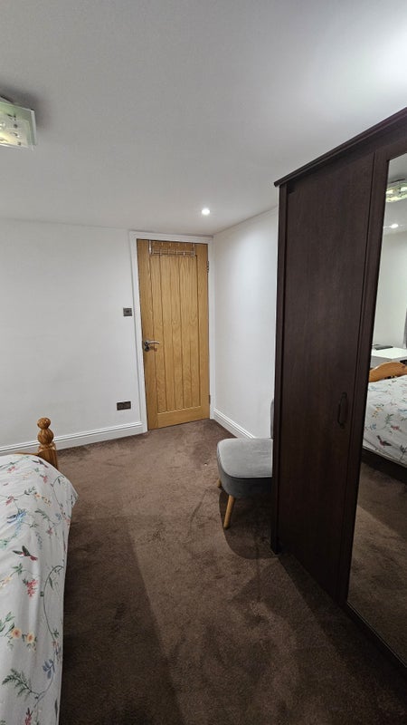 Room Vicarage Road in Greater London