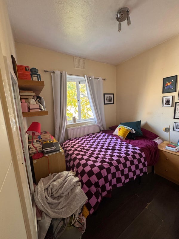 Flat Denmark Road in Greater London