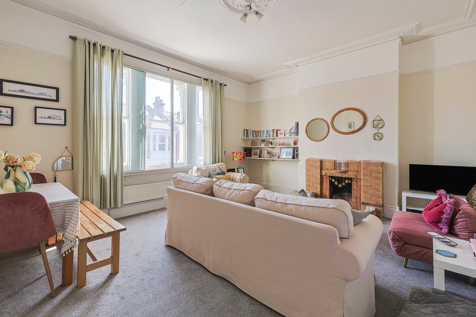 Flat Putney Bridge Road in Greater London
