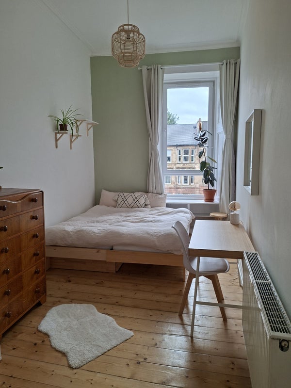 Room Whitefield Road in Glasgow