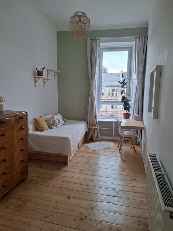 Room Whitefield Road in Glasgow