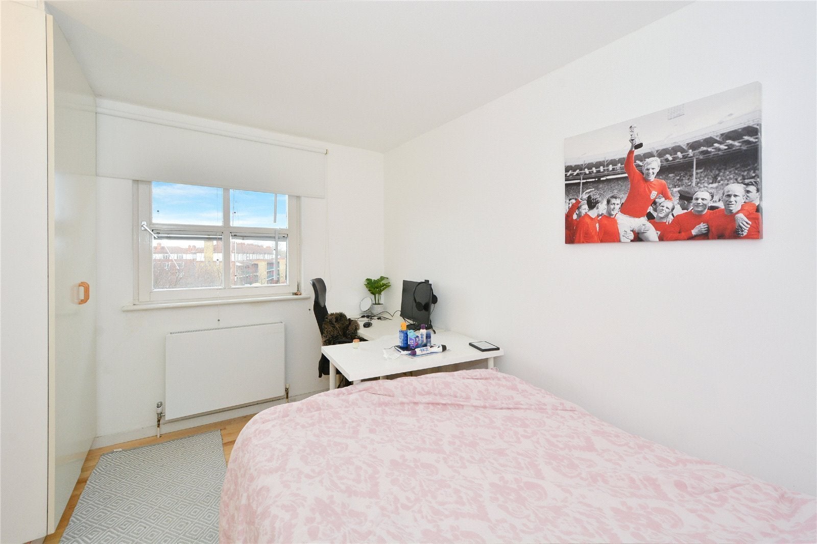 Room Randall Rents in Greater London