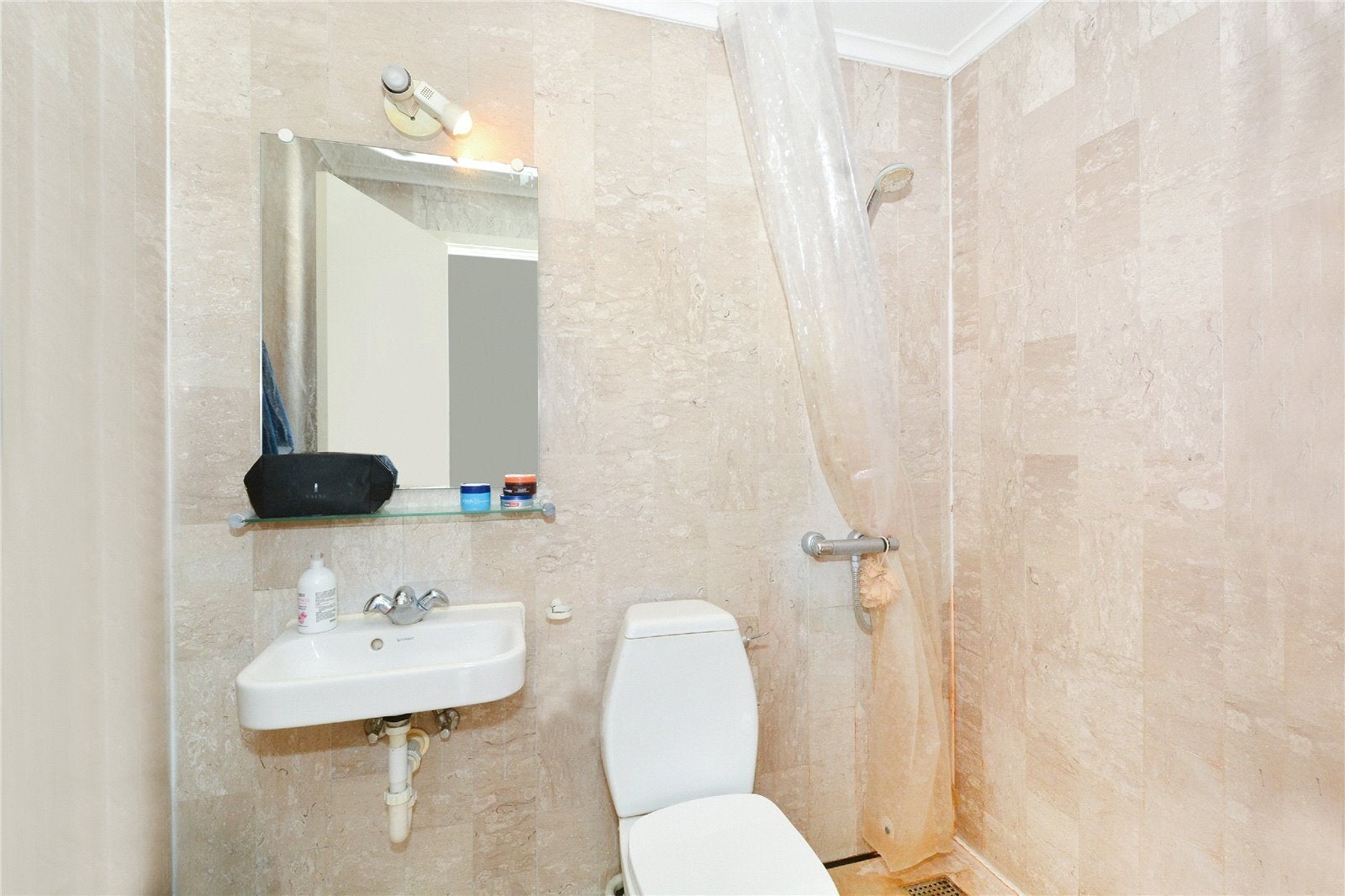 Room Randall Rents in Greater London
