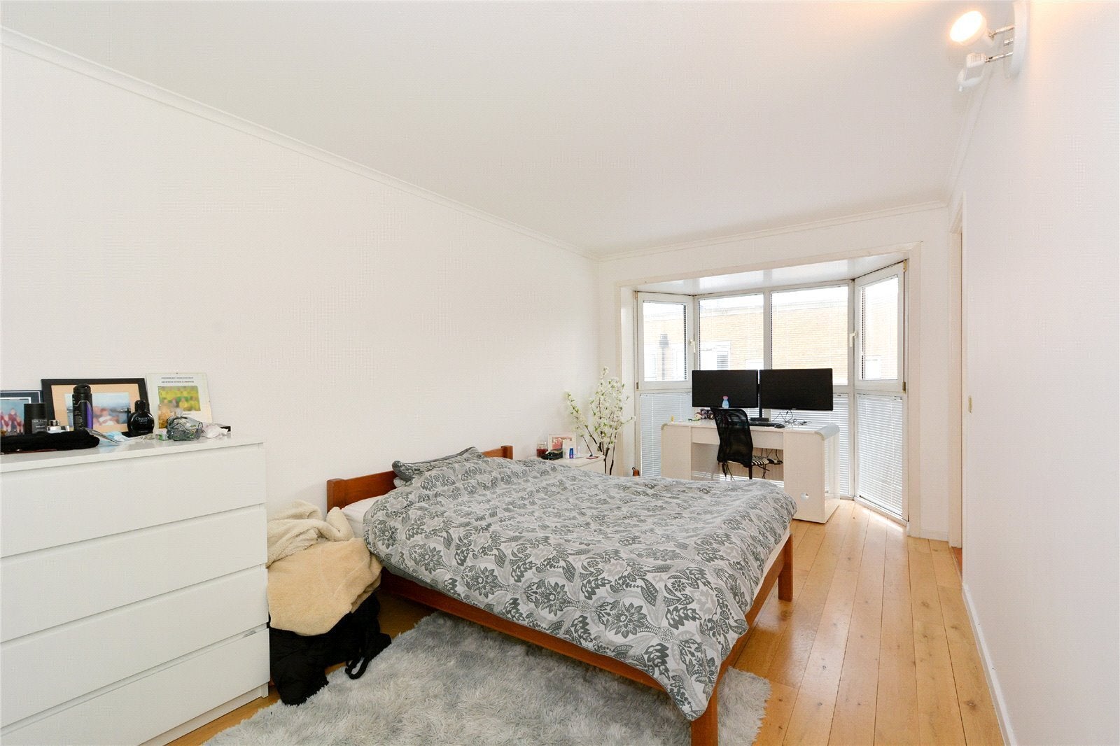 Room Randall Rents in Greater London