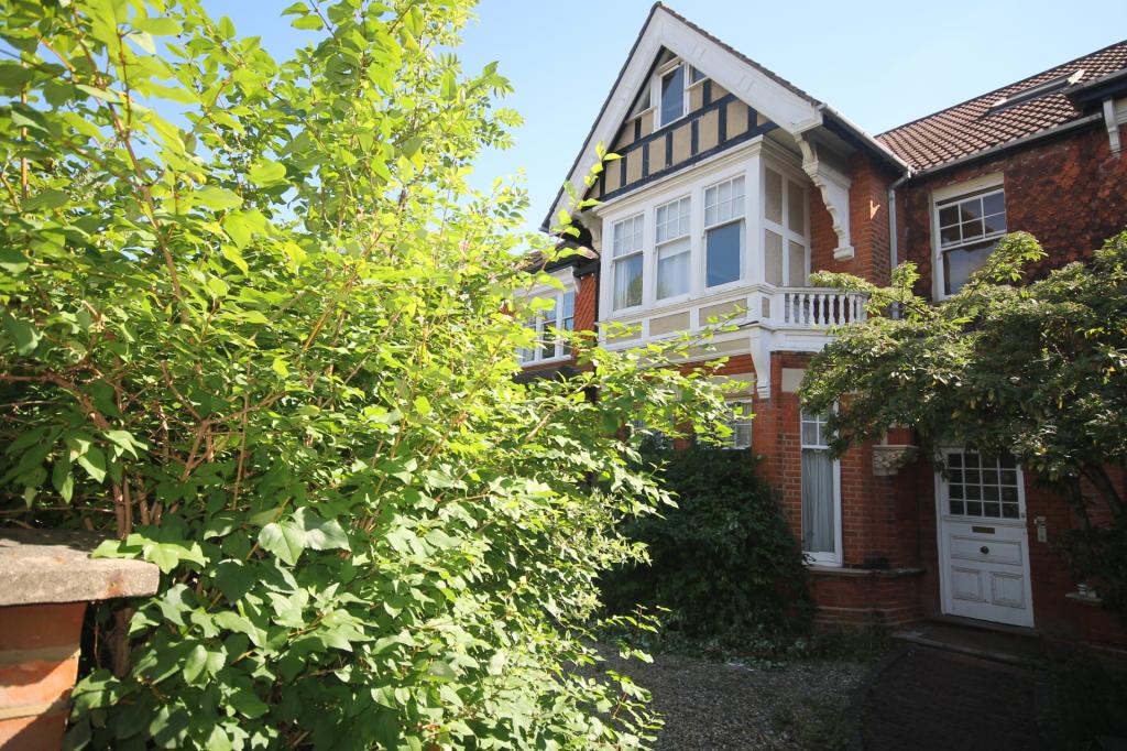 Flat Blakesley Avenue in Greater London
