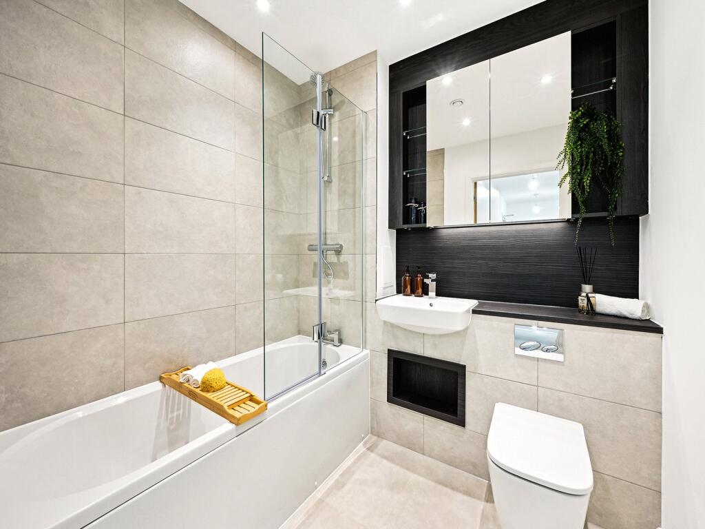 Flat Lansdowne Road in Greater London