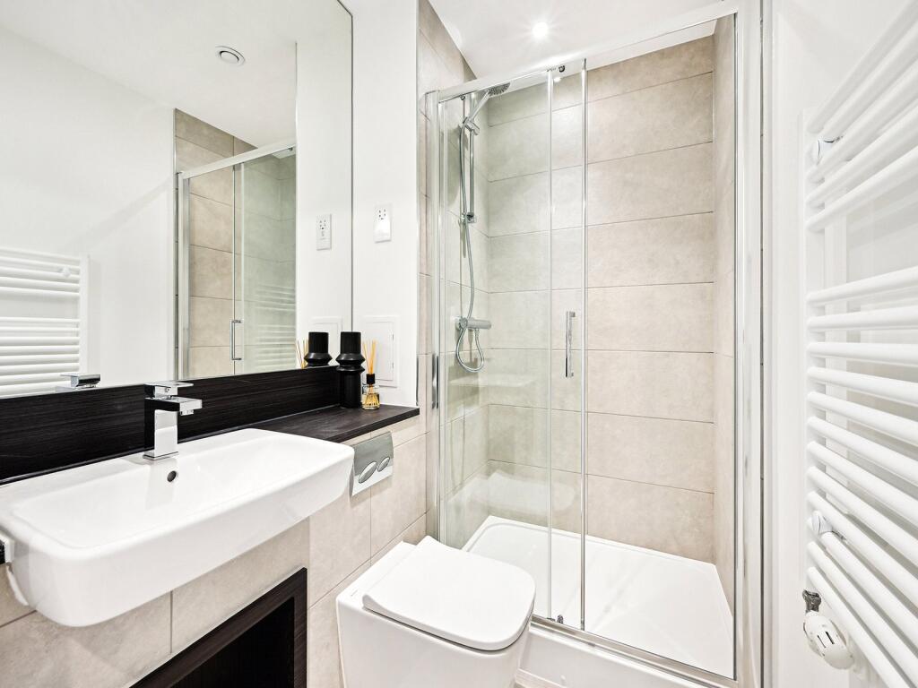 Flat Lansdowne Road in Greater London