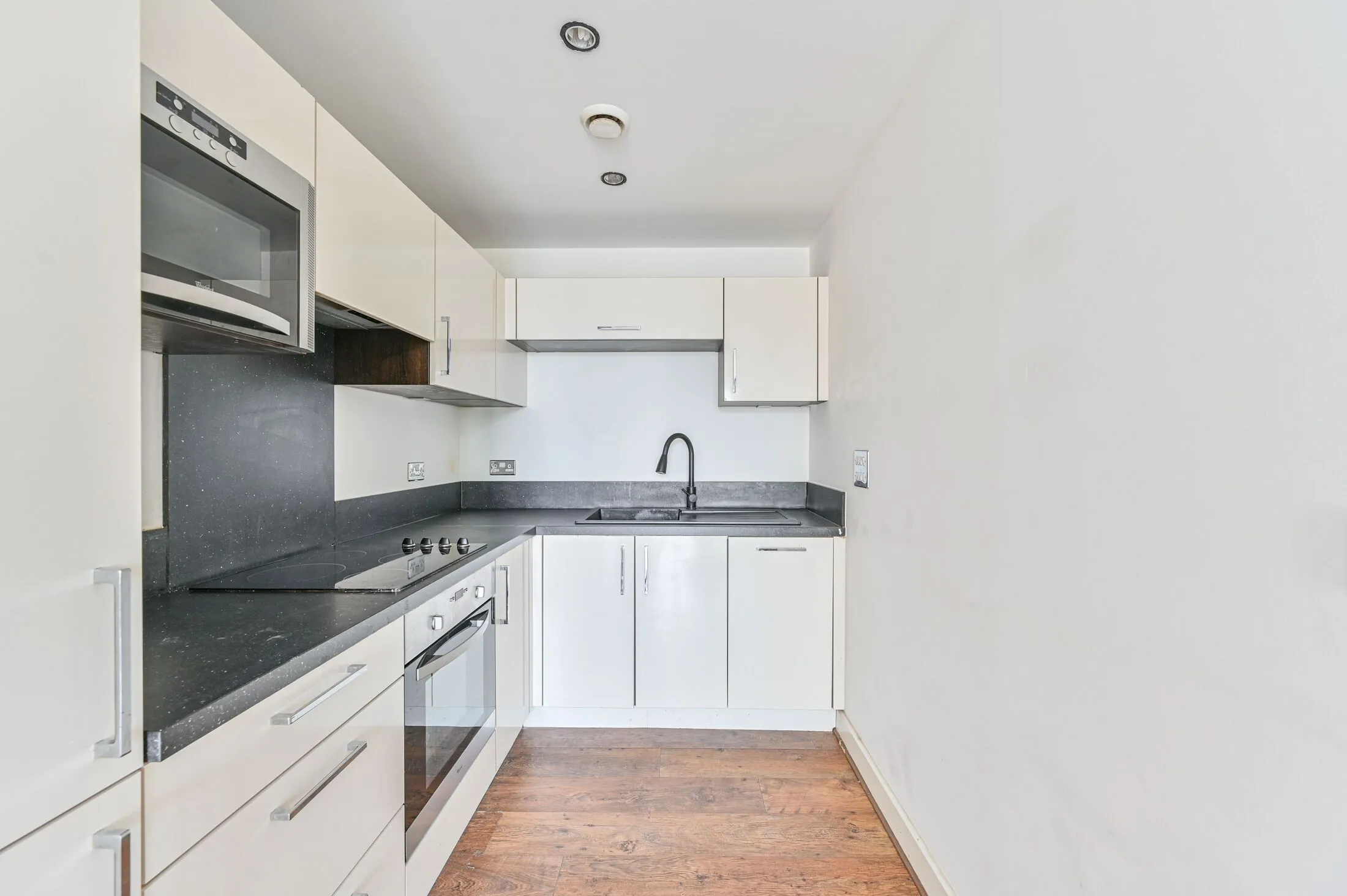 Flat Cornmill Lane in Greater London