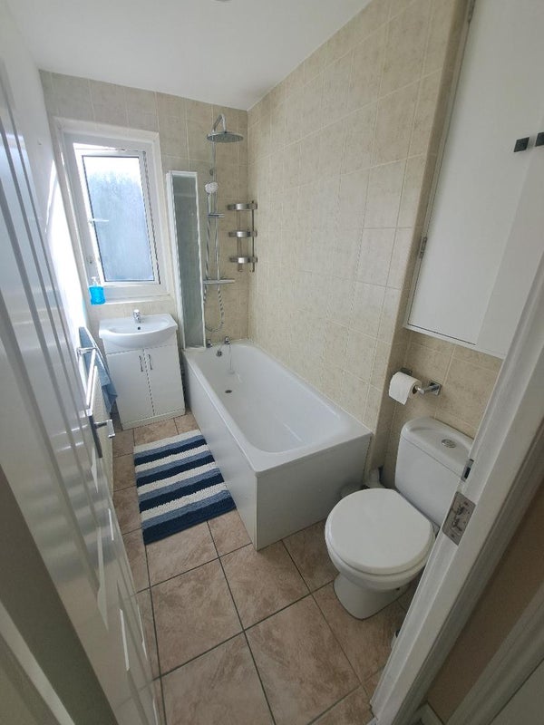 Room Farlington Place in Greater London