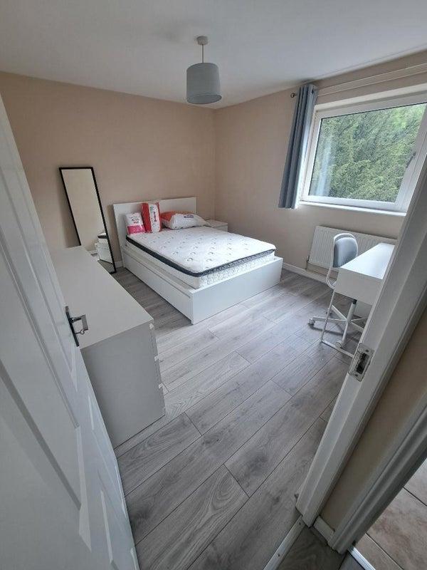 Room Farlington Place in Greater London