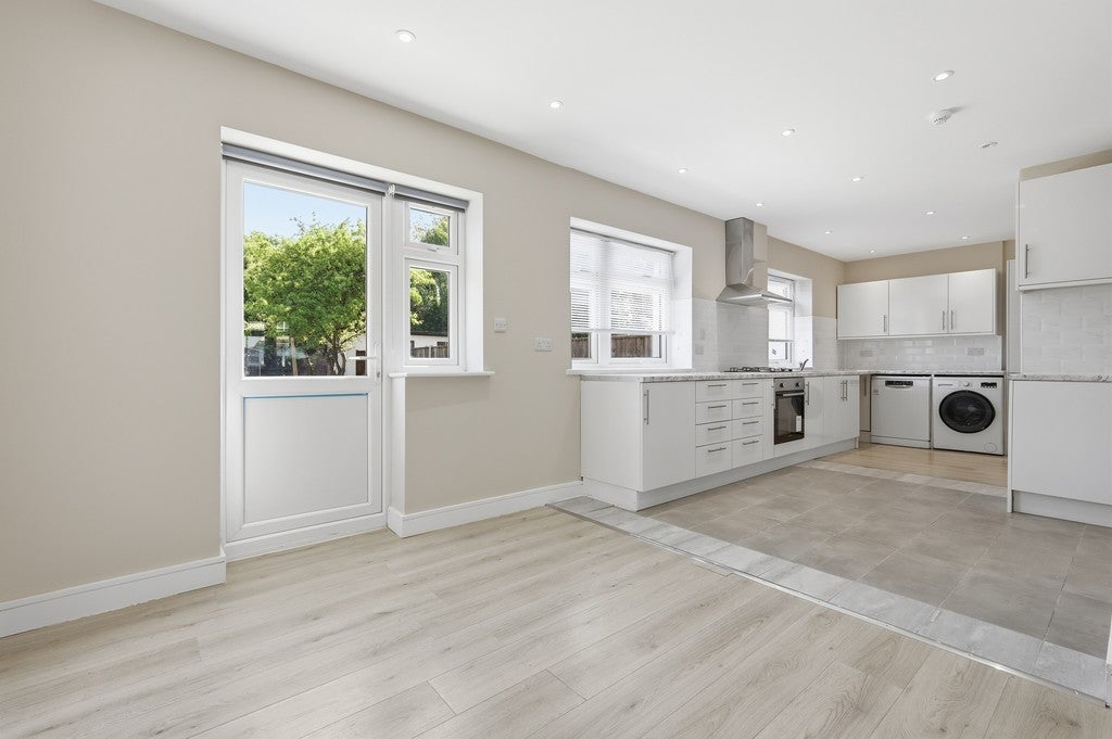 Flat Princes Avenue in Greater London