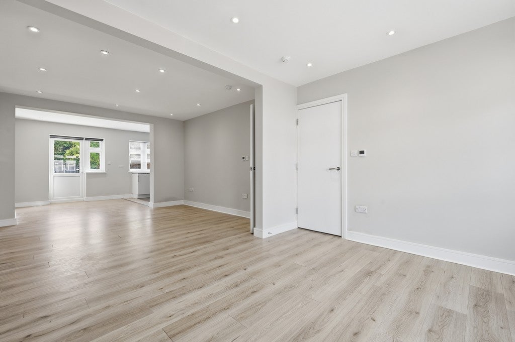 Flat Princes Avenue in Greater London